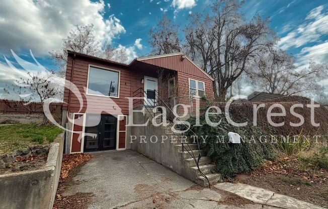 Spacious 3-Bedroom 2 bathroom Home with Great Mountain Views and Bonus Room!!