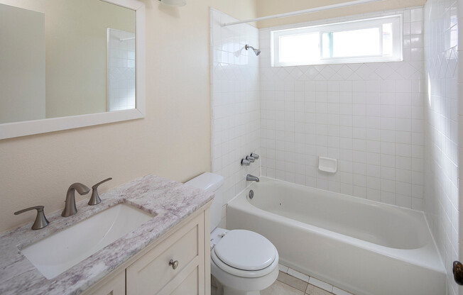 Charming Upstairs 1 BR in Pacific Beach with Garage Parking