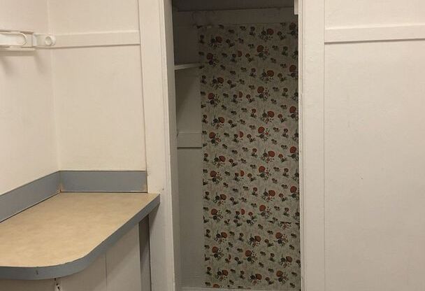 2 beds, 1 bath, $810, Unit B