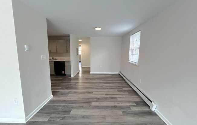 2 beds, 1 bath, 925 sqft, $1,469, Unit B04