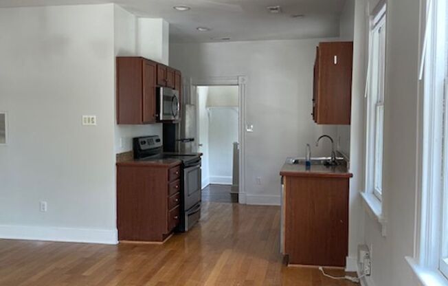 3 beds, 2 baths, 1,600 sqft, $2,195, Unit Apt. A