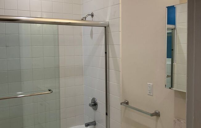 4 beds, 1 bath, $4,500, Unit 1405