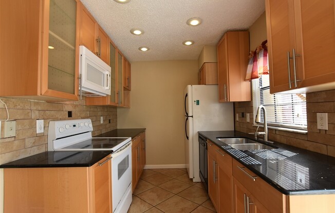 2br 2.5ba UPDATED home in Hidden Oaks, Winter Park!!! Kitchen UPDATED, Tile Floor downstairs, Community pool.