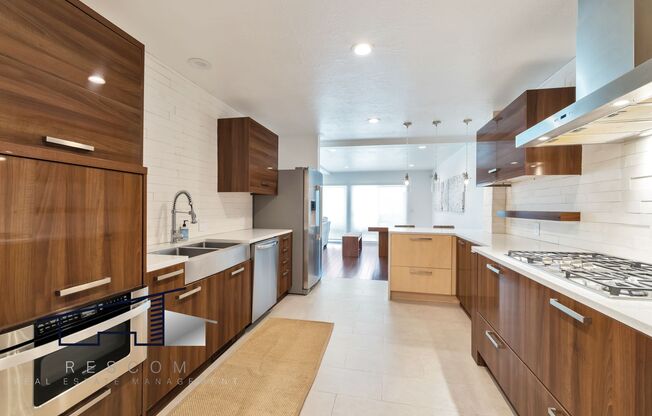 Fully Furnished Executive Home!