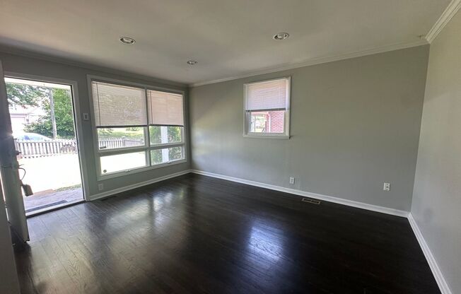 Cleveland Park Renovation!  Walking Distance to Everything! Jetted Shower - Fully Fenced - Garage - Storage - Pets Ok!