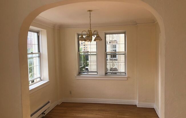 1 bed, 1 bath, 962 sqft, $1,560, Unit New King Edward  503