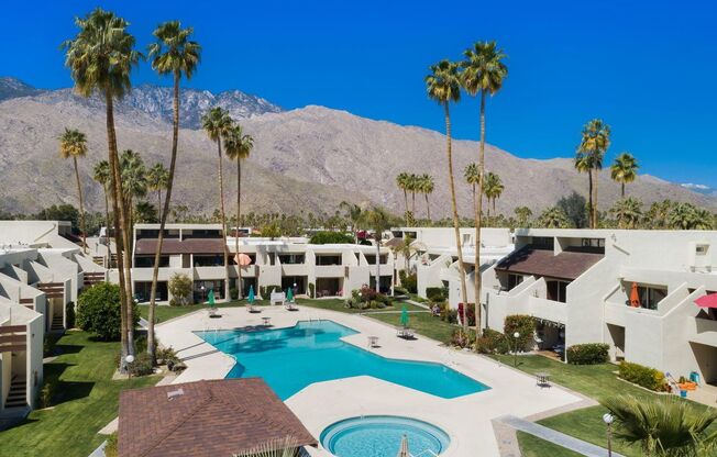 AVAILABLE NOW! 1 Bedroom/ 1 Bath Condo in Smoke Tree Racquet Club / South Palm Springs