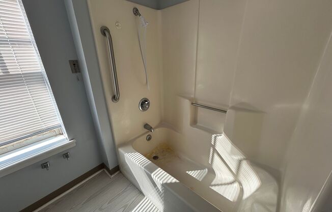 2 beds, 1 bath, 1,200 sqft, $650, Unit 401