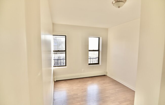 2 beds, 1 bath, $2,850, Unit 4