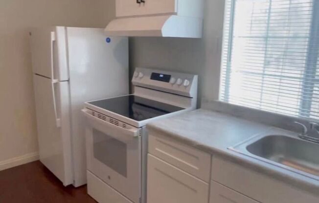 Newly Renovated & Bright Studio in Henderson - Utilities Included!