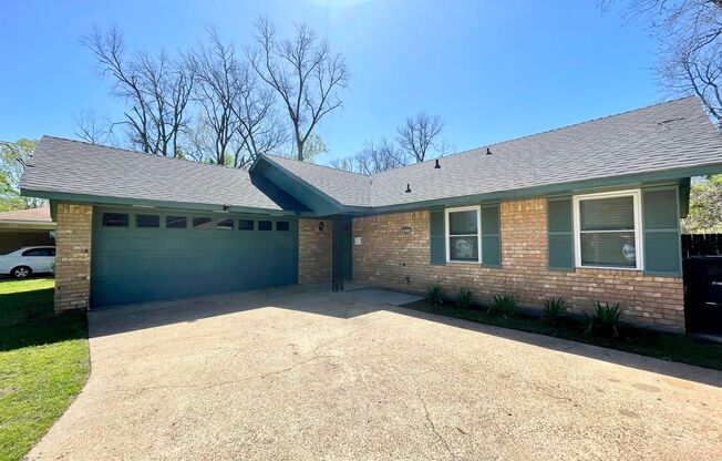 3 Bedroom 2 Baths 1457 sq/ft - Close to shopping and Barksdale