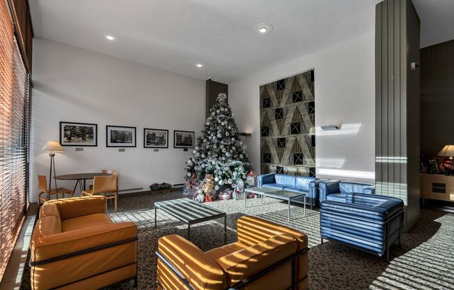 Sun-Filled, Top Floor L Shaped Studio In Much Sought After Boston House