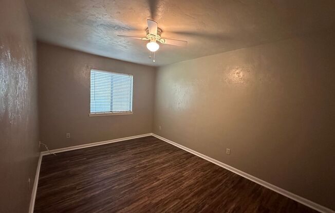 2 beds, 1 bath, 950 sqft, $1,050, Unit A