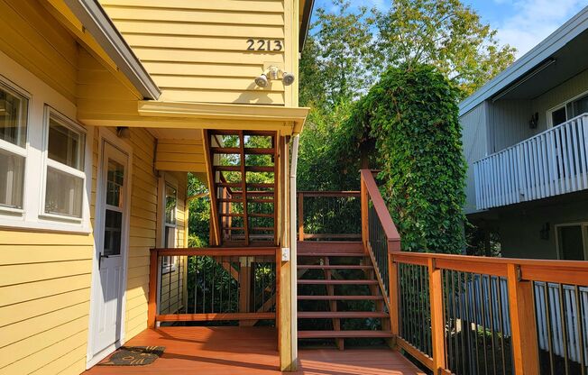 Bright and Spacious vintage 2 bedroom apartment in Multnomah Village