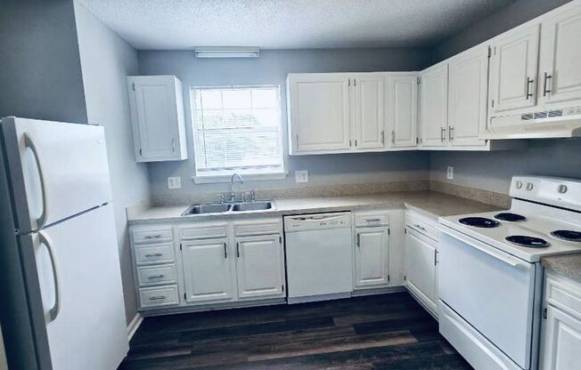 2 beds, 1.5 baths, 880 sqft, $995, Unit 411