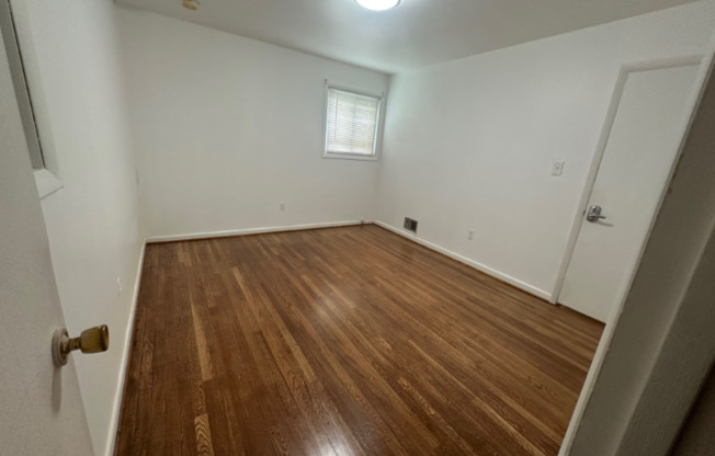 1608 JARVIS AVE
