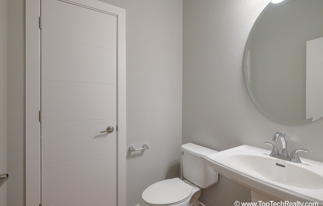 Stunning Modern 3 BD* 2.5 BA* 2 Level Detached Home Near Nike - Perfect for Commuter + private backyard!