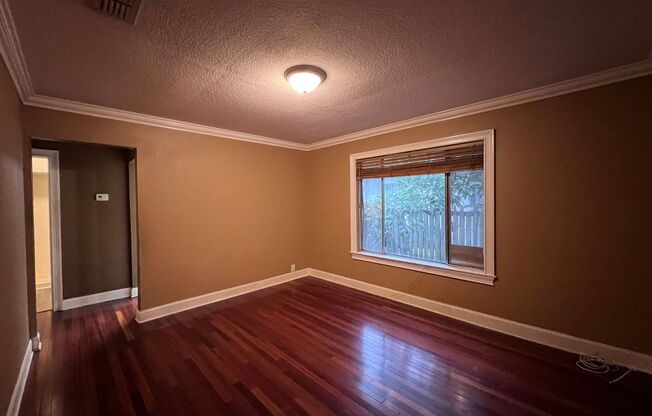 nice house with 2 sitting area and fenced patio