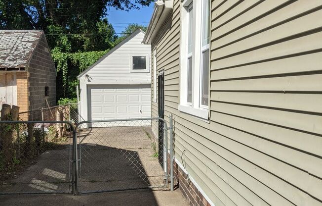 3 beds, 1 bath, $1,095