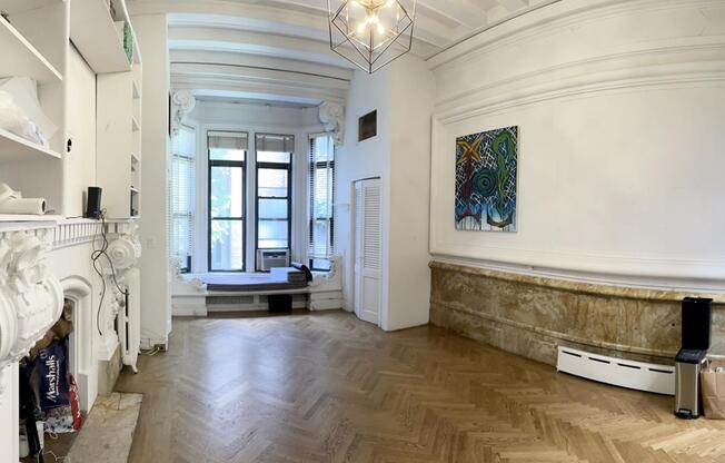 313 W 75 ST