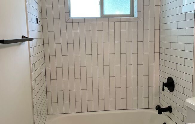 2 beds, 1 bath, 700 sqft, $1,750, Unit 216-04
