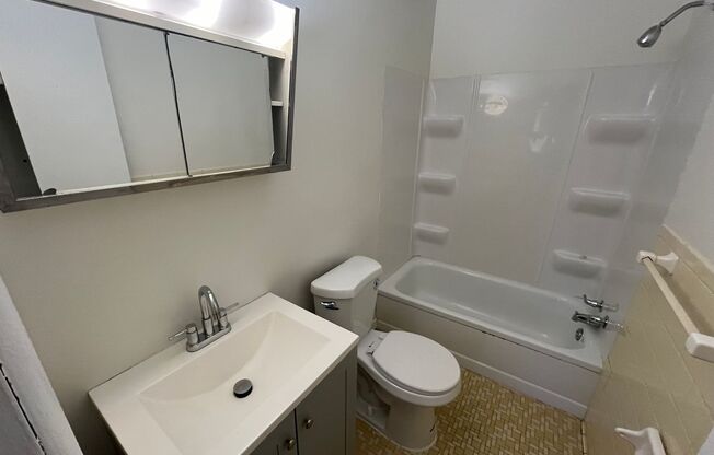 2 beds, 1 bath, $1,375, Unit 6