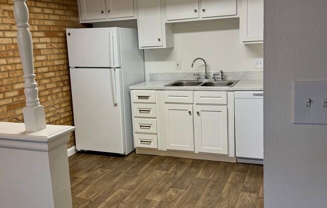 2 beds, 2 baths, 1,007 sqft, $1,775, Unit 32