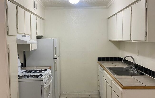 2 beds, 1 bath, 900 sqft, $1,250, Unit LAW11-102