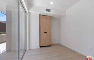 1124 S NORMANDIE AVE