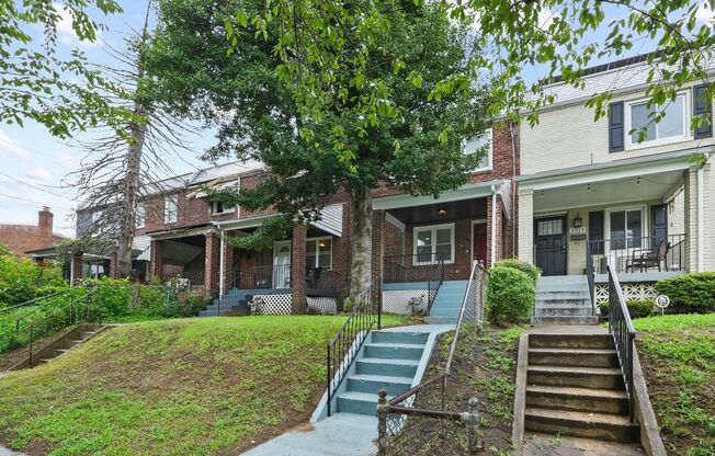 Amazing 3 BR/2 BA Townhome in Fairlawn!