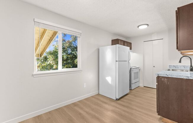 Charbern Apts - In The Heart of Milwaukie Oregon