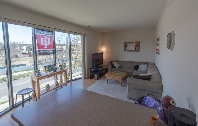 3 beds, 2 baths, $2,240, Unit 06