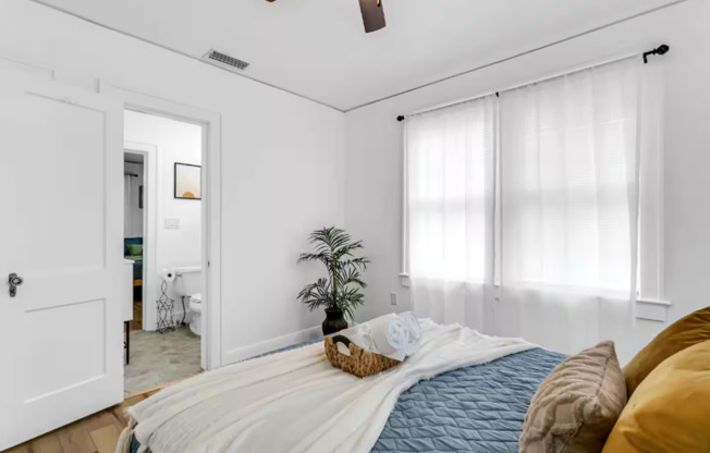 Furnished 2-Bedroom Corner Lot Home in Old Seminole Heights!