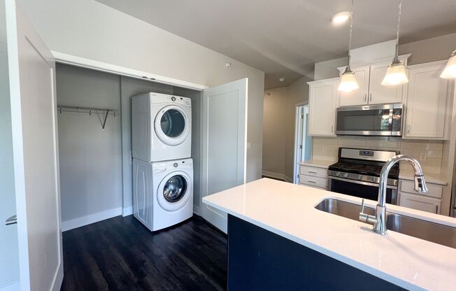 2 beds, 2 baths, 983 sqft, $2,095, Unit 340