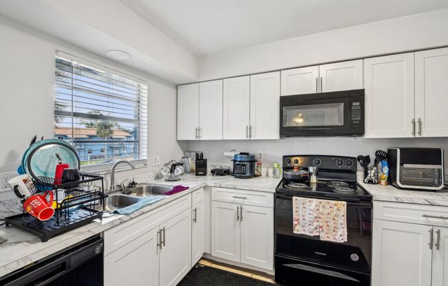 3 beds, 2 baths, 1,300 sqft, $1,800