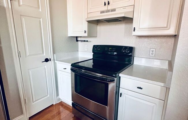 Elegant 1Brm 1Ba wood floors, quartz counters and more!