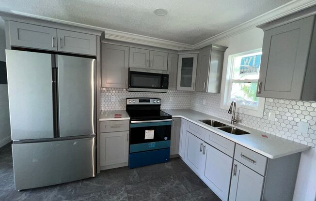 Fully Renovated 2 Bed, 1 Bath Duplex in the Heart of Kissimmee – Modern Upgrades Galore!