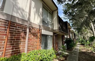 Great location! - FREE PARKING - Walk To Shands and VA