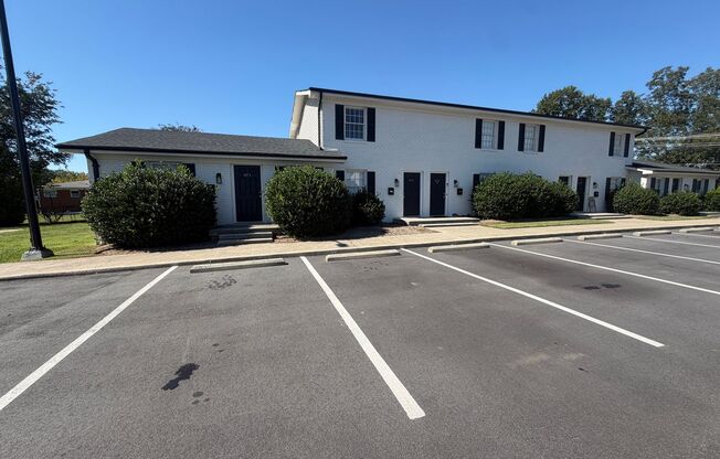 2 beds, 1.5 baths, 832 sqft, $1,150, Unit 873 Oakwood Villa