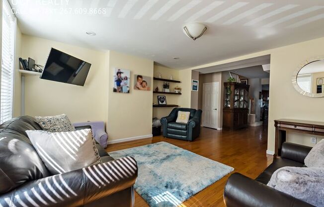 1025 E COLUMBIA AVE