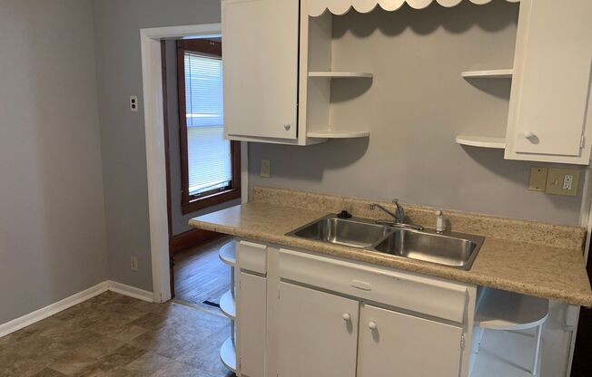 2 beds, 1 bath, $995