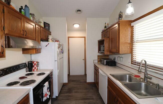 3 beds, 2 baths, $1,650