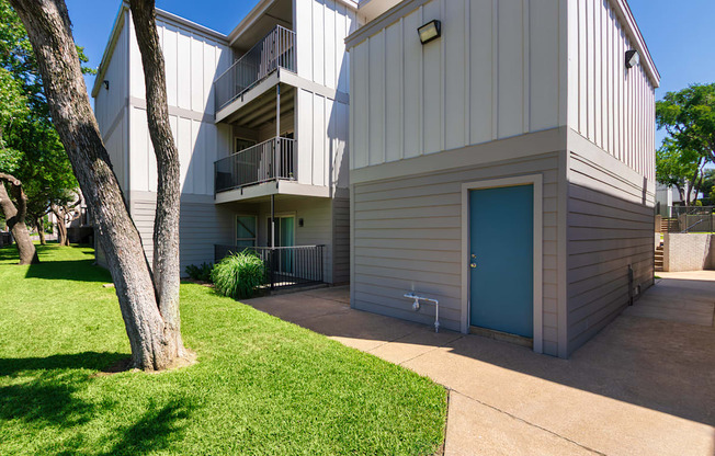 Building exteriors and grounds at The Biltmore Apartments located in the Vickery Midtown neighborhood of Dallas, TX.