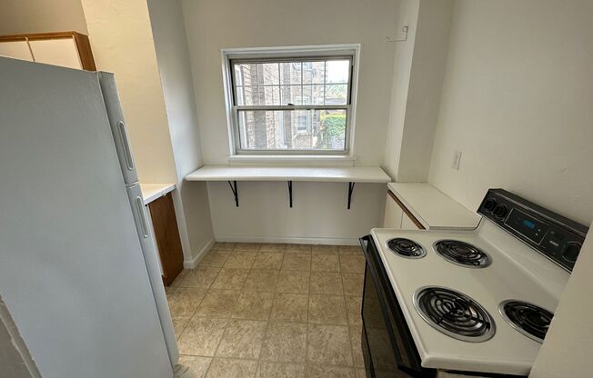 1 bed, 1 bath, 572 sqft, $1,400, Unit Old King Edward 37