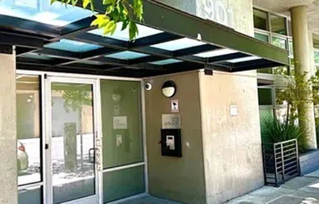 Large Contemporary 2br 2bath Downtown Oakland Apartment Near Public Transportation