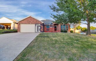 Charming 3/2/2 Home - Large corner lot in Benbrook