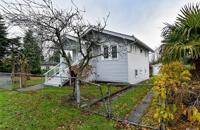 Charming West Seattle 1 Bedroom Home with Office and Large Fenced Yard