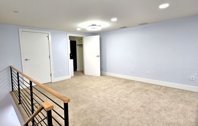 Amazing downtown condo in the heart of Deep Deuce is a must see!! HALF OFF FIRST FULL MONTHS RENT!!