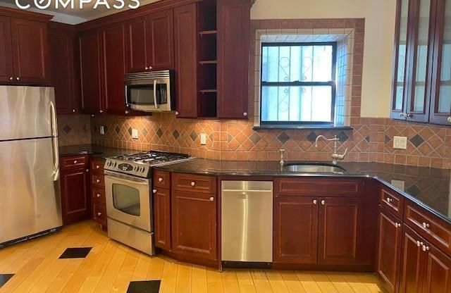 307 E 105 ST