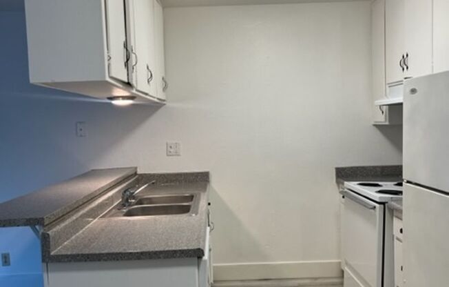 2 beds, 1 bath, $1,350, Unit 10